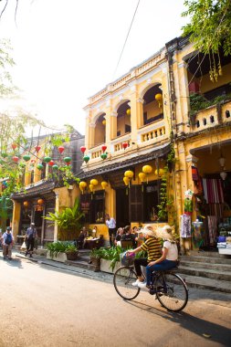 Hoi An, Quang Nam, Vietnam, 26 Nisan 2018: Sokak Görünümü eski ile müstakil ev Hoi bir antik kenti, Unesco Dünya Mirası. Hoi bir Vietnam en popüler yerlerinden biridir.