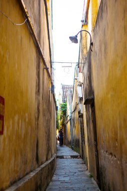 Hoi An, Quang Nam, Vietnam, 26 Nisan 2018: Hoi sabah bir antik kenti ve dar bir sokak