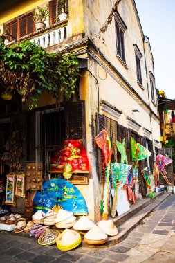 Hoi An, Quang Nam, Vietnam, 26 Nisan 2018: sokak görünümü ile eski evler Hoi bir antik kenti