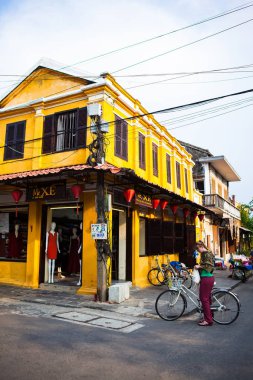 Hoi An, Quang Nam, Vietnam, 26 Nisan 2018: sokak görünümü ile eski evler Hoi bir antik kenti