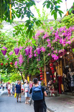Hoi An, Quang Nam, Vietnam, 26 Nisan 2018: sokak görünümü ile eski evler Hoi bir antik kenti