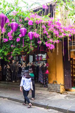 Hoi An, Quang Nam, Vietnam, 26 Nisan 2018: sokak görünümü ile eski evler Hoi bir antik kenti