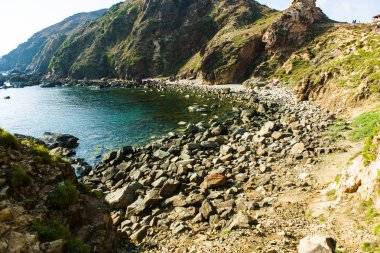 Mavi deniz Eo Gio cape, Binh Dinh Eyaleti, Vietnam kayalarda.