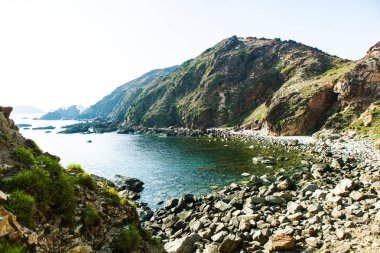 Mavi deniz Eo Gio cape, Binh Dinh Eyaleti, Vietnam kayalarda.