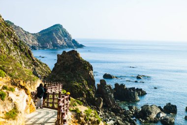 Mavi deniz Eo Gio cape, Binh Dinh Eyaleti, Vietnam kayalarda.