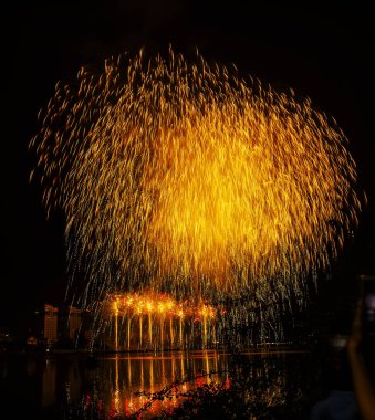 Da Nang city, Vietnam, 30 Nisan 2018: Danang Uluslararası Fireworks Yarışması 2 yılda yapılacak. Birçok mükemmel havai fişek takım dünyanın en iyi havai fişek Festivali'nde gösterilecek