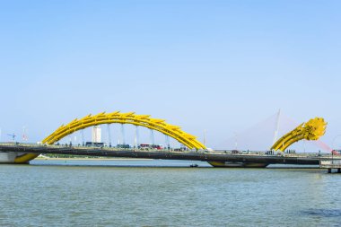 Da Nang, Vietnam, 1 Mayıs 2018: Güzel bir bulutlu gün Dragon Köprüsü.