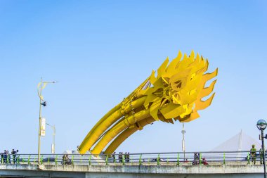 Da Nang, Vietnam, 1 Mayıs 2018: Güzel bir bulutlu gün Dragon Köprüsü.