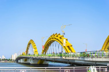 Da Nang, Vietnam, 1 Mayıs 2018: Güzel bir bulutlu gün Dragon Köprüsü.