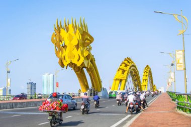 Da Nang, Vietnam, 1 Mayıs 2018: Güzel bir bulutlu gün Dragon Köprüsü.
