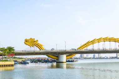 Da Nang, Vietnam, 1 Mayıs 2018: Güzel bir bulutlu gün Dragon Köprüsü.
