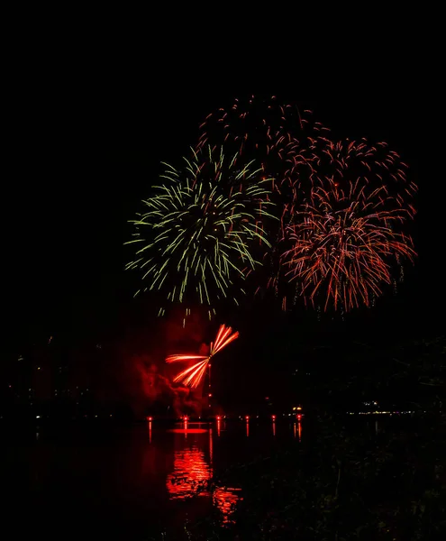 越南大南城市 2018年4月30日 岘港国际烟花大赛将每2年举行一次 许多优秀的烟火队将在世界上最好的烟花节上展出 — 图库照片