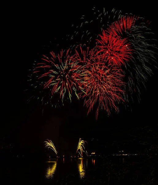 越南大南城市 2018年4月30日 岘港国际烟花大赛将每2年举行一次 许多优秀的烟火队将在世界上最好的烟花节上展出 — 图库照片