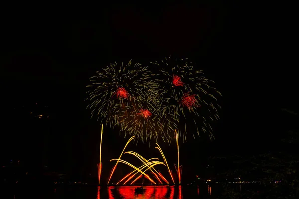 Belas Férias Coloridas Fogos Artifício Céu Noite Com Nuvens Majestosas — Fotografia de Stock