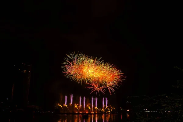 Belas Férias Coloridas Fogos Artifício Céu Noite Com Nuvens Majestosas — Fotografia de Stock