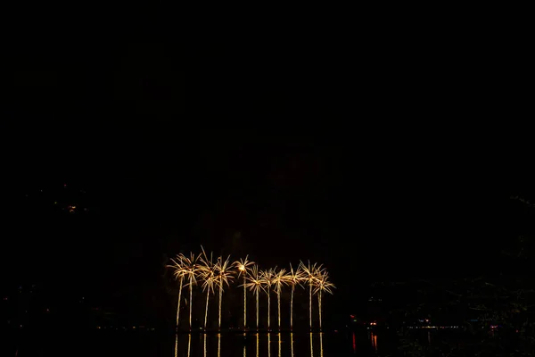 Πυροτεχνήματα Νέο Έτους Του Ενάντια Στον Ουρανό — Φωτογραφία Αρχείου