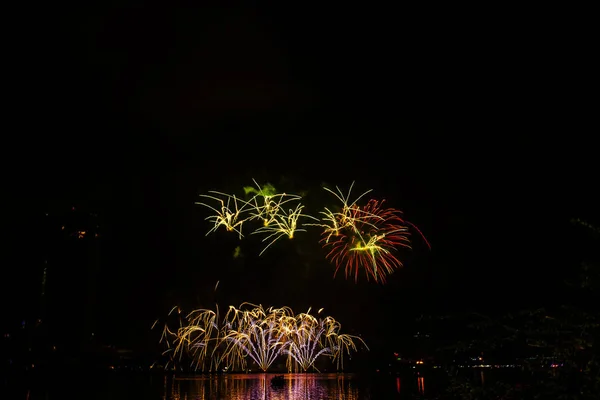 Belas Férias Coloridas Fogos Artifício Céu Noite Com Nuvens Majestosas — Fotografia de Stock