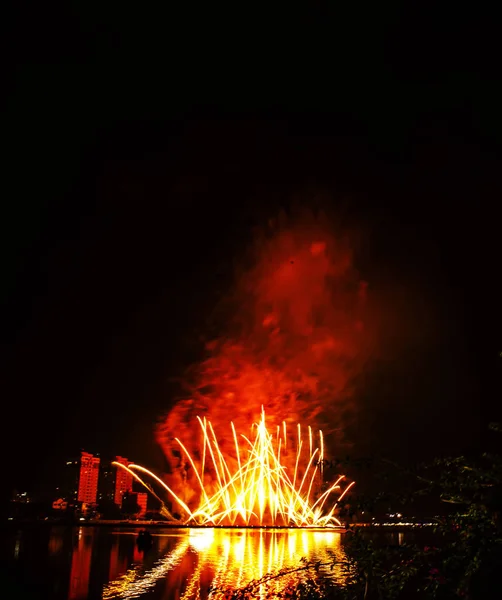 夜の空を背景に花火 新しい年 2019 — ストック写真