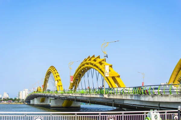 Da Nang, Vietnam, 1 Mayıs 2018: Güzel bir bulutlu gün Dragon Köprüsü.