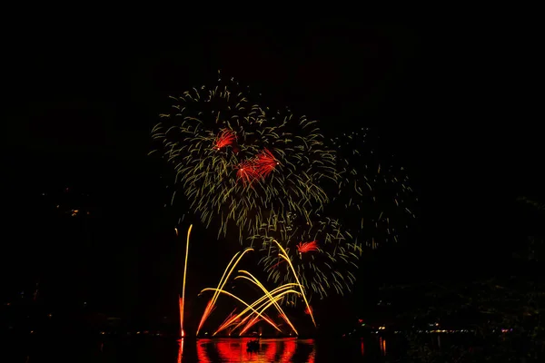 Bellissimi Fuochi Artificio Festa Colorati Nel Cielo Serale Con Maestose — Foto Stock