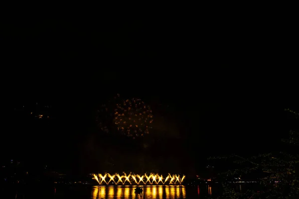 Bellissimi Fuochi Artificio Festa Colorati Nel Cielo Serale Con Maestose — Foto Stock