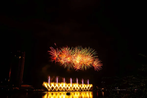 Krásné Barevné Rekreační Ohňostroje Večerní Obloze Majestátními Mraky Dlouhé Expozice — Stock fotografie