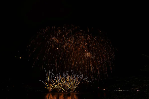 Bellissimi Fuochi Artificio Festa Colorati Nel Cielo Serale Con Maestose — Foto Stock