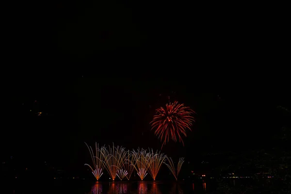 Bellissimi Fuochi Artificio Festa Colorati Nel Cielo Serale Con Maestose — Foto Stock