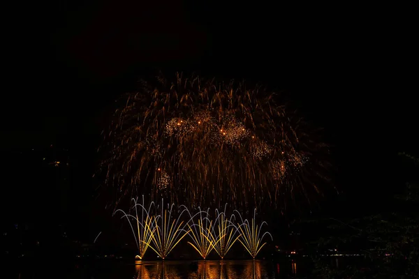 Bellissimi Fuochi Artificio Festa Colorati Nel Cielo Serale Con Maestose — Foto Stock