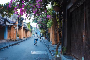 Hoi An, Quang Nam, Vietnam, 20 Eylül 2018: Vietnam insanlar, Vietnamca binmek bisiklet üzerinde gündoğumu, Vietnam kültür geleneksel kadınla, sabah görünüm sırasında meşgul sokak Hoi An, Hoi bir dünya kültürel miras, Hoi an, Vietnam sitedir
