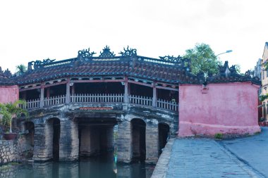 Hoi An, Quang Nam, Vietnam, 20 Eylül 2018: (Cau Chua Pagoda, Cau Nhat Ban, Lai Viyana Kieu), Japon kapalı köprü görünümünü Hoi bir antik kenti (Hoian), Vietnam. Arka plan mavi gökyüzünde. Asya'nın popüler bir turistik eski köprüdür