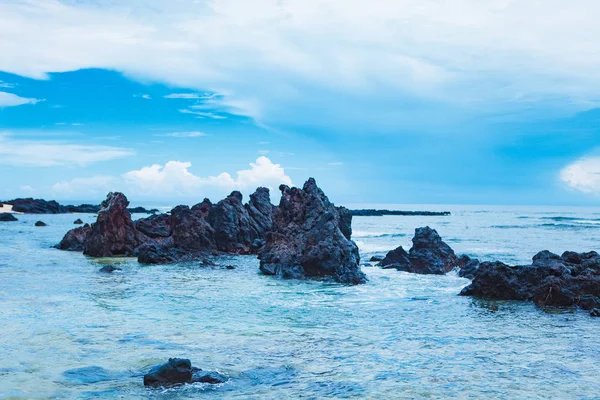 Kumsalda küçük ada Ly evlat, Quang Ngai, Vietnam