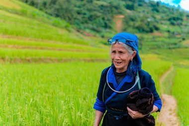Mucangchai, Vietnam, 29 Eylül 2018: Hmong etnik azınlık kadınlarda Mu Cang Chai, Yen Bai.