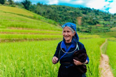 Mucangchai, Vietnam, 29 Eylül 2018: Hmong etnik azınlık kadınlarda Mu Cang Chai, Yen Bai.