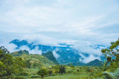 Mucangchai, Vietnam, 29 Eylül 2018: Pirinç tarlaları teraslı. Alanları pirinç ekime hazırlanır. Lim Mong, Huyen Mu Chang Chai, Kuzey Vietnam