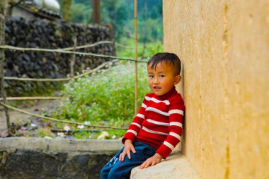 Dong Van, Ha Giang, Vietnam, 27 Ekim 2018: Etnik Hmong Ha Giang, Vietnam çocukları. Ha Giang olduğunu çoğunlukla Hmong canlı ev