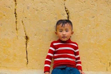 Dong Van, Ha Giang, Vietnam, 27 Ekim 2018: Etnik Hmong Ha Giang, Vietnam çocukları. Ha Giang olduğunu çoğunlukla Hmong canlı ev