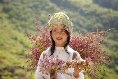 Dong Van, Ha Giang, Vietnam, 27 Eylül 2019: Hagiang, Vietnam'da kolza çiçeği sepetleri ile tanımlanamayan etnik azınlık çocukları. Hagiang, Vietnam'ın en kuzeyinde yer alan bir eyalettir.