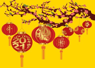 Çin yeni yıl süslemesi geleneksel fener ve erik çiçeği neşeli bir arka planda (Çince çevirisi Mutlu Çince yeni yıl 2021, öküz yılı)