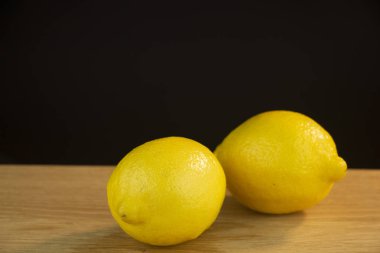 Limonata için taze, dilimlenmiş limon dilimleri