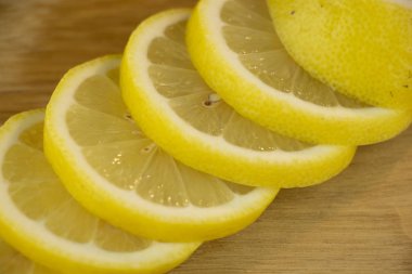 Limonata için taze, dilimlenmiş limon dilimleri