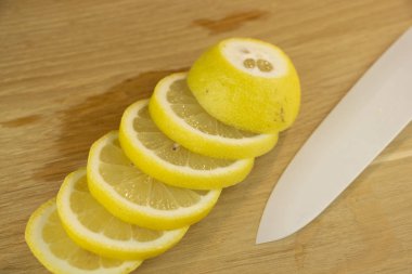 Limonata için taze, dilimlenmiş limon dilimleri