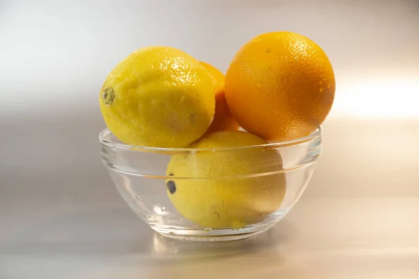 Φρέσκα Φρούτα Πορτοκάλια Και Λεμόνια Ένα Γυάλινο Βάζο — Φωτογραφία Αρχείου