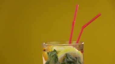 Buzile parlak, taze limonata