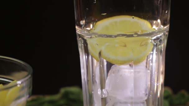 Limonada Fresca Brillante Con Hielo — Vídeo de stock