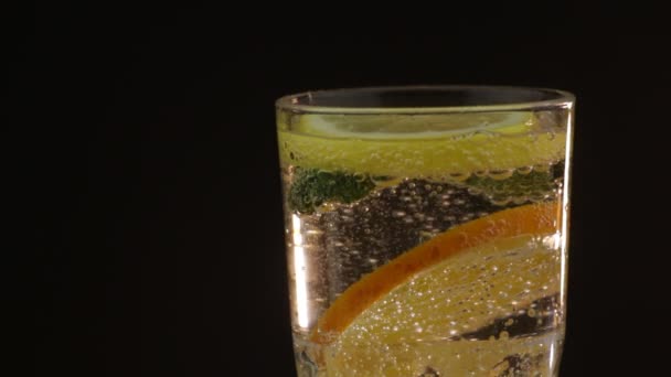 Limonada Fresca Brillante Con Hielo — Vídeo de stock