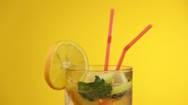 新鲜的柠檬水与冰 — 图库视频影像