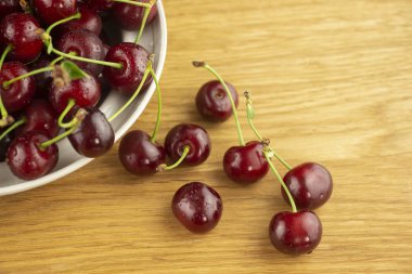 Ahşap masada Olgun, kırmızı kiraz