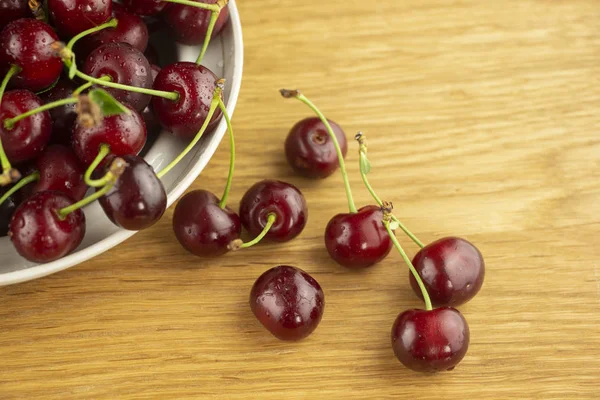 Ahşap masada Olgun, kırmızı kiraz