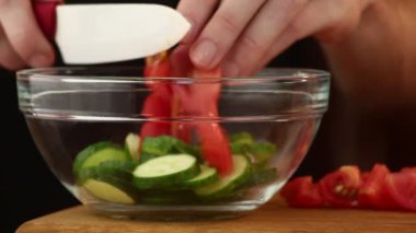 Yaz salatasında salatalık, domates ve otlar